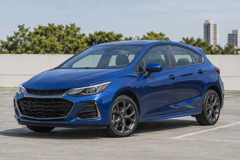 Ilustração de um Chevrolet Cruze com as rodas e a carroceria visíveis.