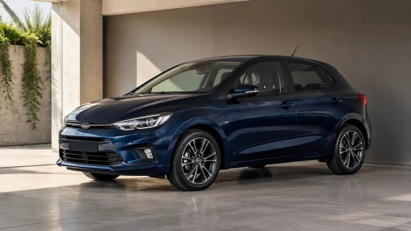Hatch compacto brasileiro azul em vista lateral de três quartos com as rodas visíveis